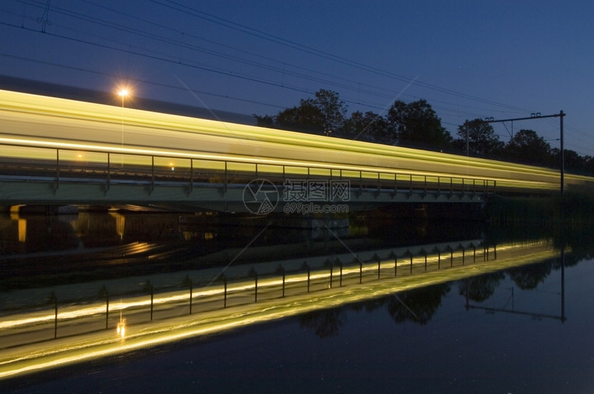 火车一种夜里在桥上搭乘城市间列车的反射运输图片