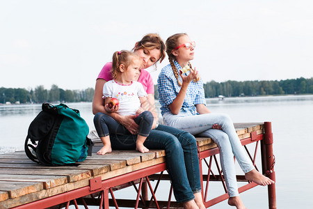 夏令在季阳光明媚的一天家庭起渡假时间在湖边的码头上吃点心零食夏天一种图片