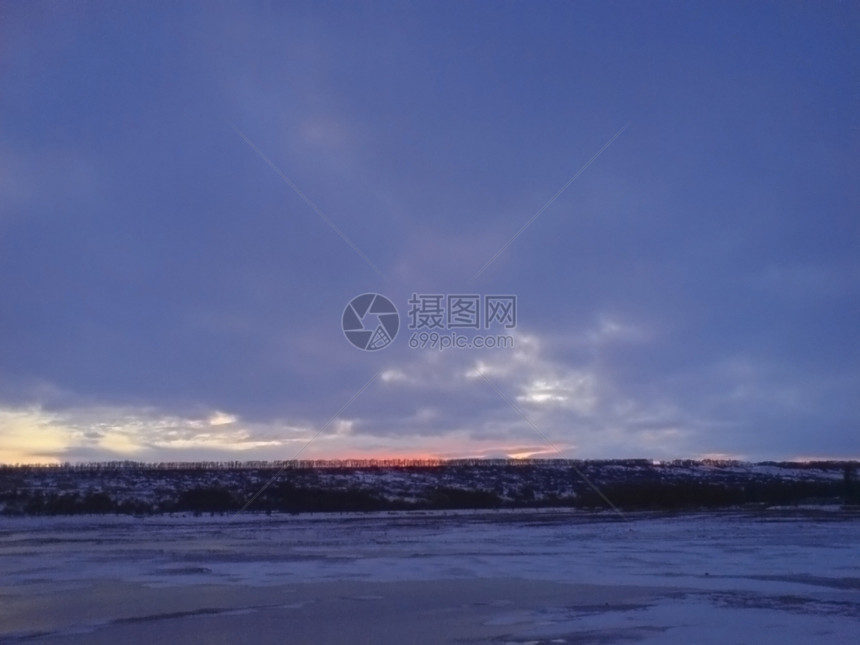 冰冷场景冬季冻结的湖泊和暴风天气空图片