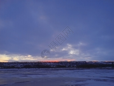 冰冷场景冬季冻结的湖泊和暴风天气空图片