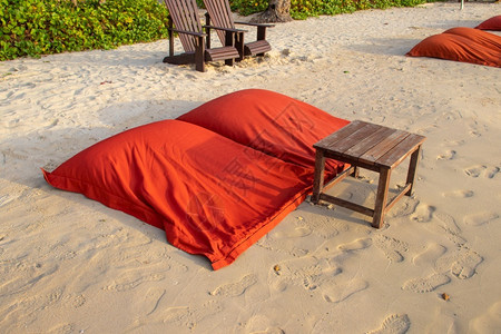 沙滩上的红色坐垫和桌子海洋滨旅游图片