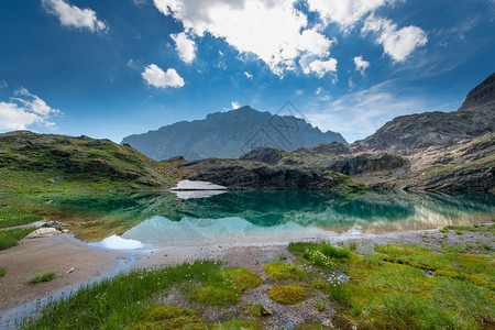 英石云具有透明度的小型高山湖水下图片