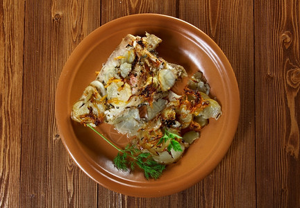 美食传统的以土豆和洋葱烤熟的马铃薯和洋葱烘烤厨房图片