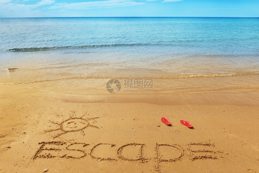 海洋梦支撑滩沙上的逃离信息度假和旅行概念图片