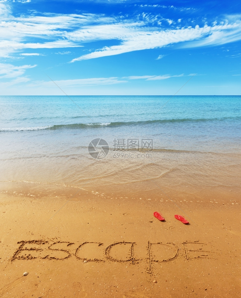 海滩沙上的逃离信息度假和旅行概念水海浪冲图片