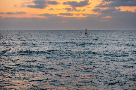 游艇航行以色列南部地中海沿岸靠近以色列阿什凯伦市地中海沿岸绿松石图片