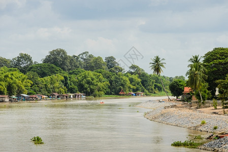 泰国浮游渔村业棕色的荣河图片