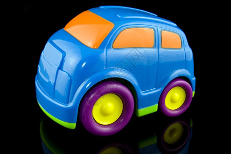 黑色背景和反射的蓝色塑料汽车橙有乐趣图片