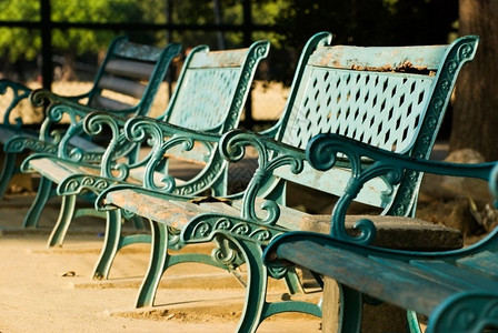 宁静公园里一排旧长椅绿色座位图片