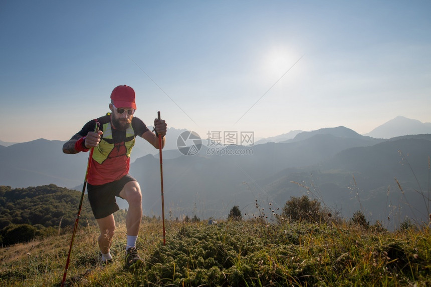 两极爬在山上用棍棒刺向坡的人运动员爬坡道图片