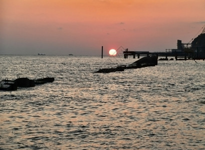 夕阳下的海岸图片
