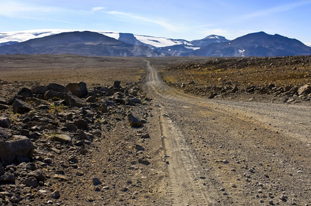 春天冰岛的地热活动在Vatnajjokull冰川下的火山留一个活跃的温泉区在黑岩山前面熔石头沙漠背景图片