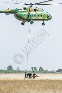 参加以直升机作战和冲突构想进行军事演习的救援军事行动的士兵有直升机战争和冲突概念训练运输击图片