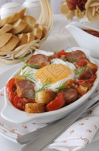 食谱餐厅蔬菜炖香肠和鸡蛋加饼干盘子图片