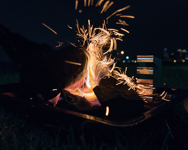 柴夜晚间营火烧烤的焰伤图片