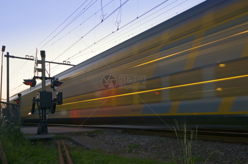 高速通过铁路交叉口的火车厢旅行高的电气图片