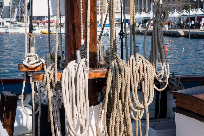 航海的细木制弓和蓬隆以及绳索木材的纹理航行安全图片