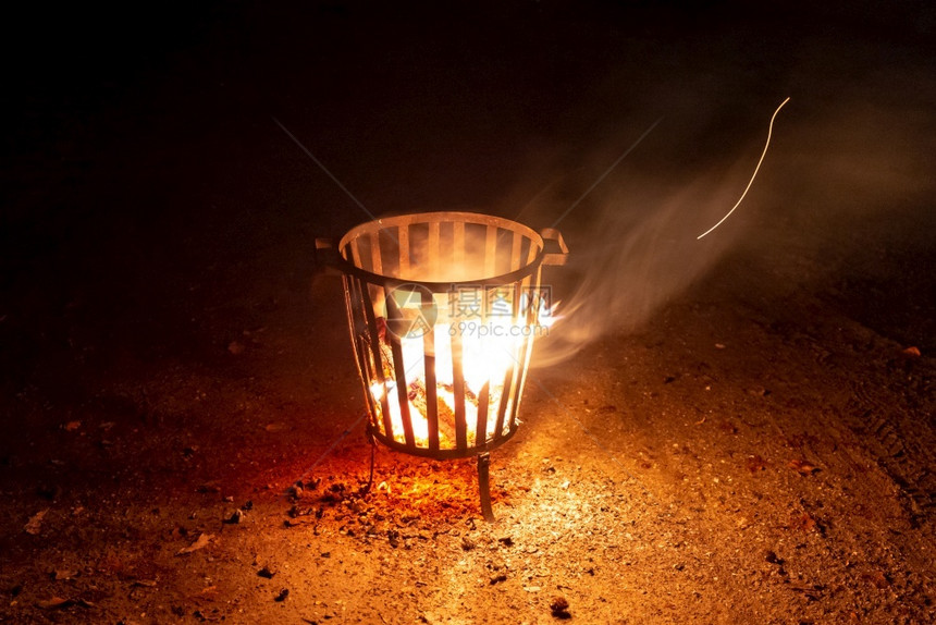 危险夜间在火坑中的焰美丽活力图片