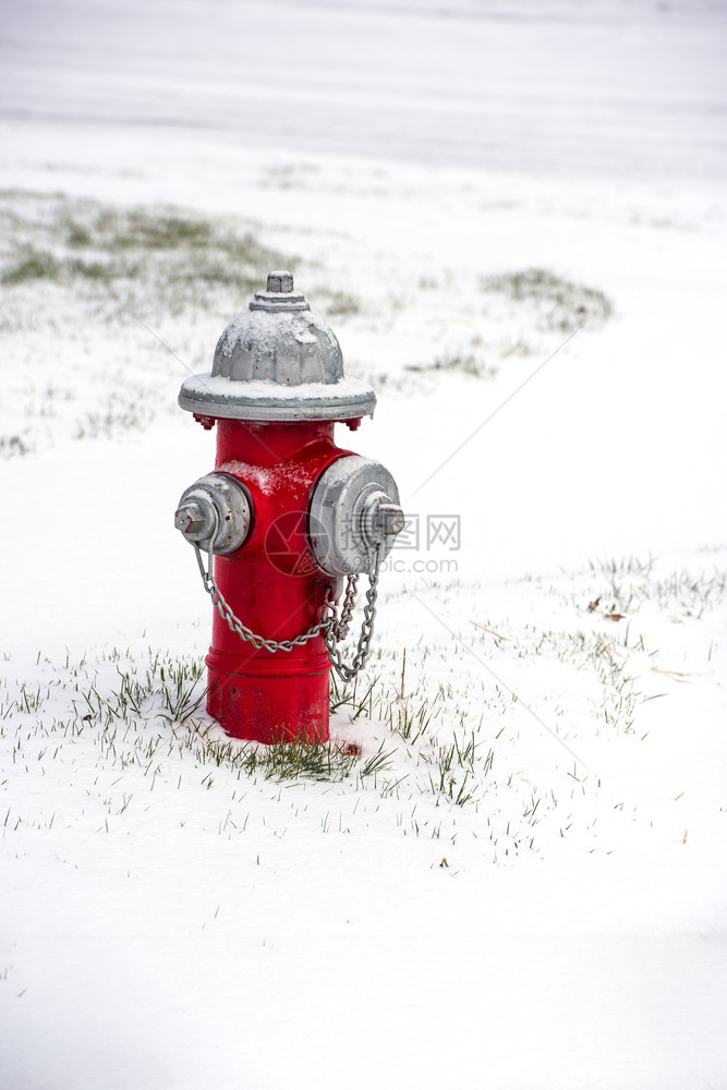 雪中的红色消防水合剂插头阀门泵图片