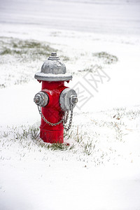 雪中的红色消防水合剂插头阀门泵背景图片