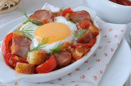 蔬菜炖香肠和鸡蛋加饼干早餐厅盘子图片