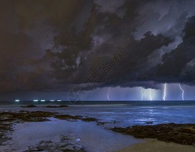 螺栓夜间暴风雨电动部队黑暗的地中海图片