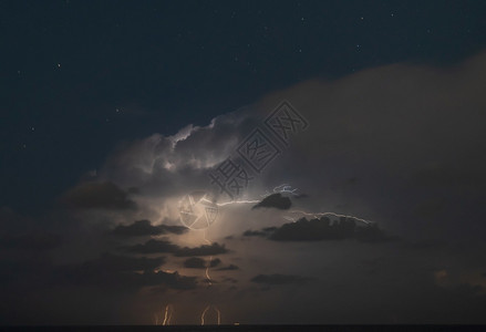 夜间暴风雨电动部队极端罢工螺栓图片