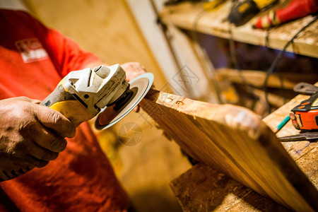 行业手木头匠在用边锯工作匠在用锯和灯工作图片