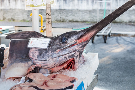 当地市场上的箭鱼眼睛美食海鲜图片
