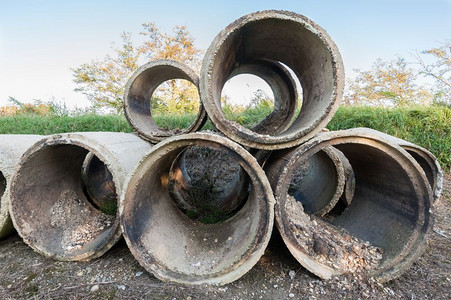 建筑行业排水用老式泥管道建造制业涵洞制造业高清图片素材