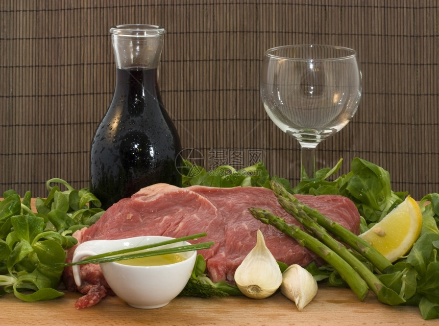 牛肉和沙拉加葡萄酒的牛肉和沙拉以及有牛肉葡萄酒和沙拉的背景食品成分叉蔬菜骨图片
