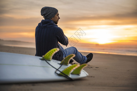 天空娱乐海洋一个在日落时使用冲浪板的者看着海图片