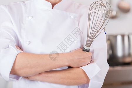 一种厨房的师手交叉和长着一股胡须年轻的高清图片