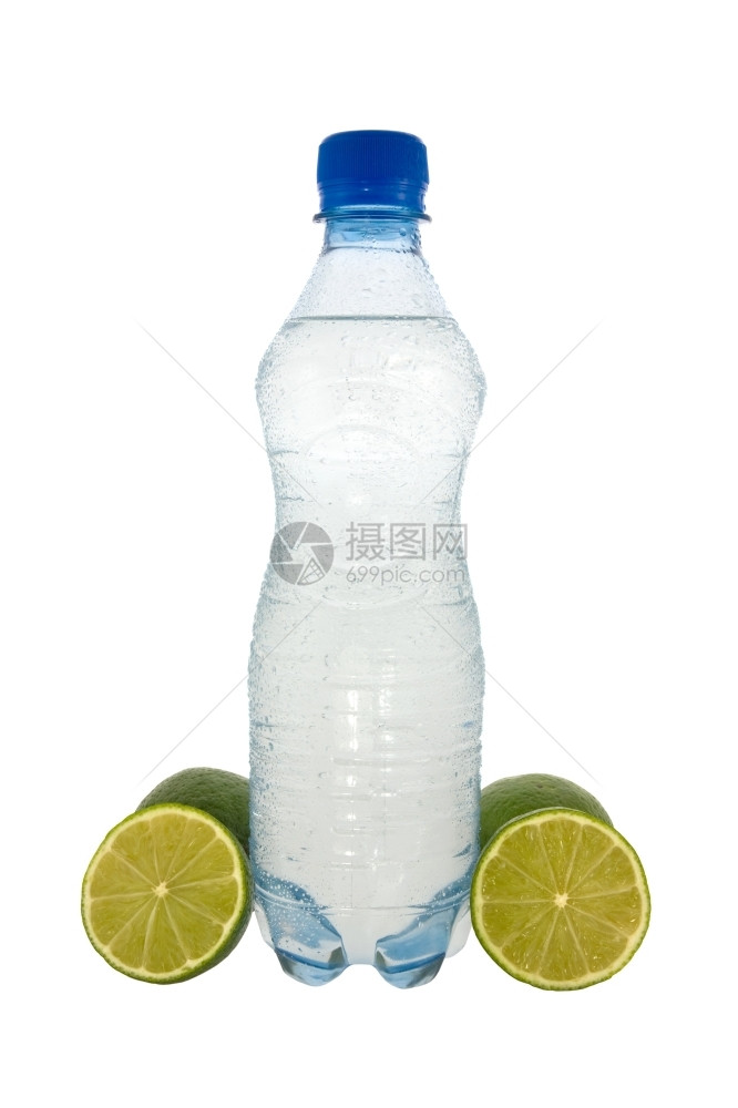 净化的透明水果瓶装矿泉和绿色柠檬图片