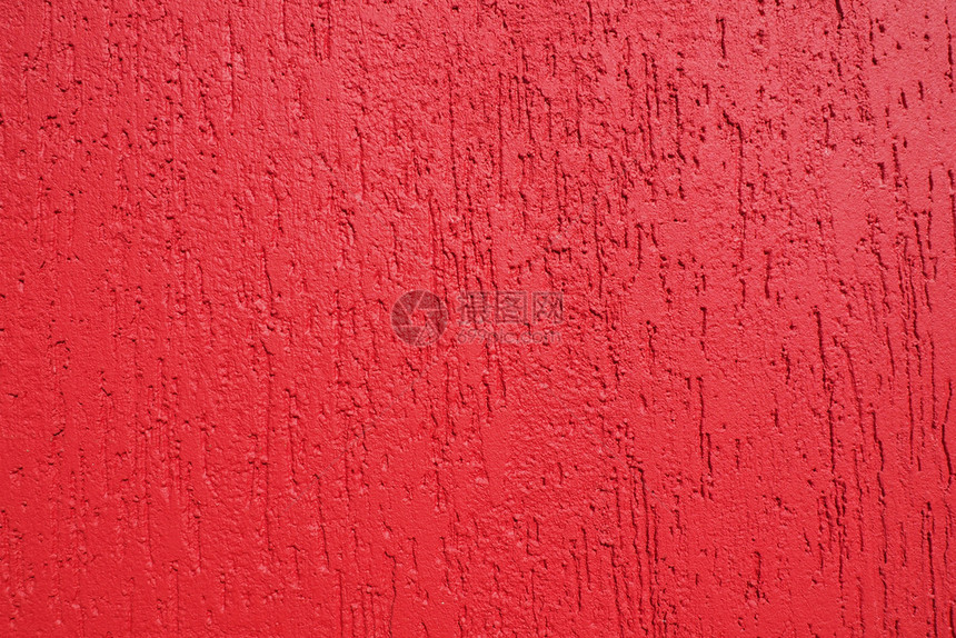 天石膏墙背景摘要和纹理墙上印着亮红的灰色有树皮甲虫纹理由阳光照耀而发裂缝质地图片