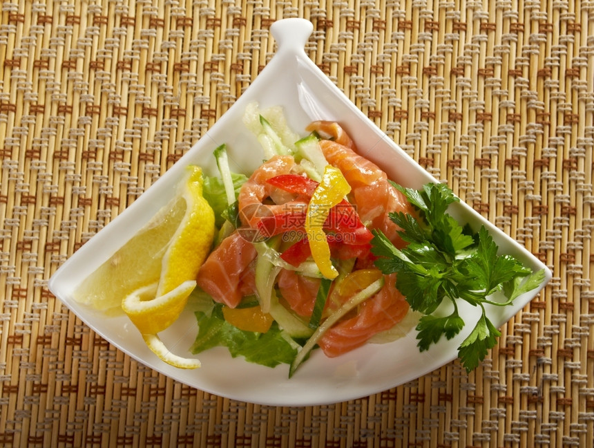 美食盘子沙拉蔬菜熏鲑鱼挪威图片