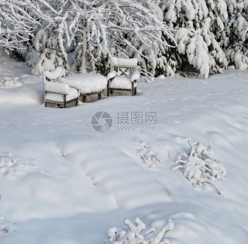 下雪的宁静冬季椅在花园院子的雪椅上冬天子上休息图片