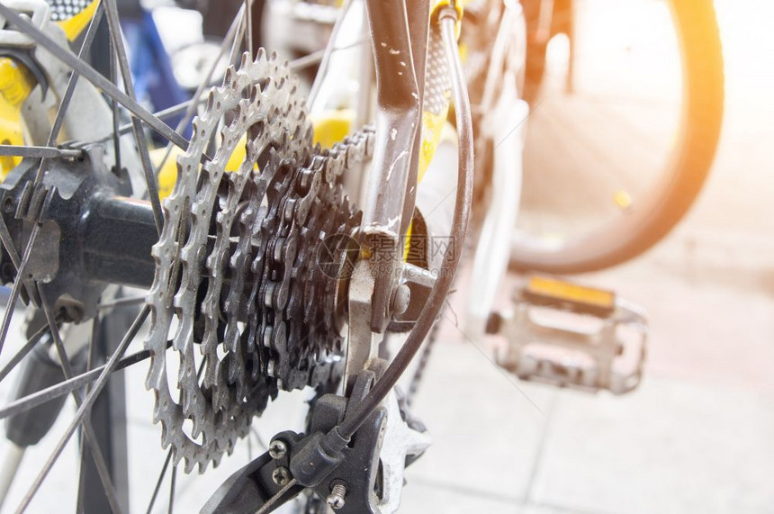 换档运输目的清洁道路自行车和轮式在清晨阳光下关闭公路摩托车和轮式图片