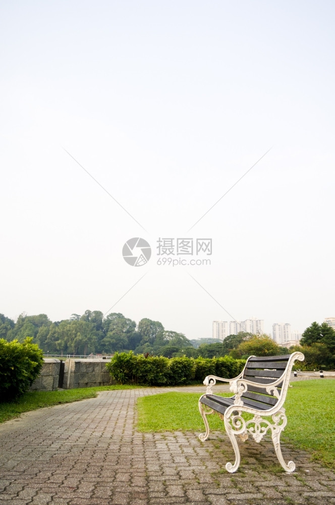 长椅安静的在公园里空闲长凳表达一种等待或期未来时间流逝的感觉孤独图片