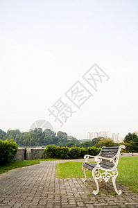 长椅安静的在公园里空闲长凳表达一种等待或期未来时间流逝的感觉孤独图片