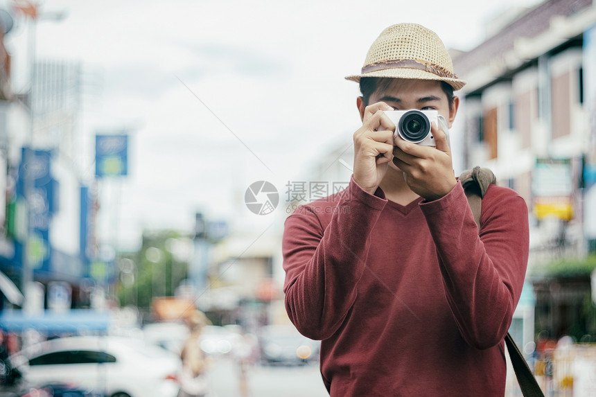 市场夏天旅行男游客随身携带行李旅拍摄相片城市旅行和概念年轻的图片