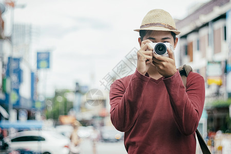 市场夏天旅行男游客随身携带行李旅拍摄相片城市旅行和概念年轻的图片