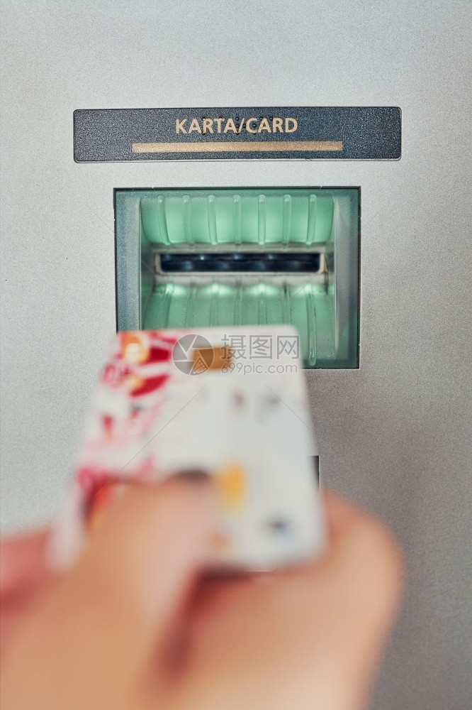 钱现金女人从亚特姆机器中提款将信用卡放入阿特姆终点站近镜头的肉手持有银行卡退出图片