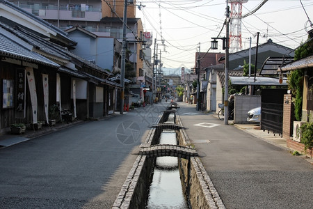 古老的旧式日本公路有一条排水管直接冲其中心街户外图片