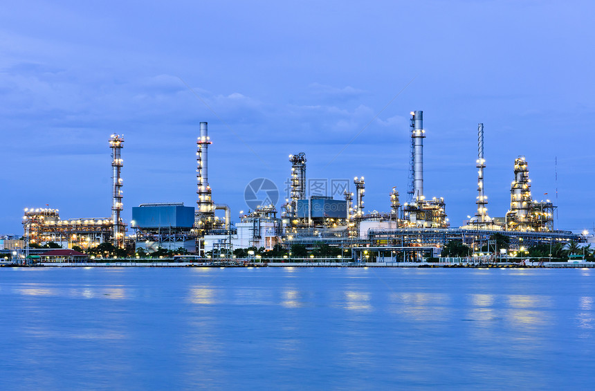 日光照亮的石油化工厂蓝色的学技术图片