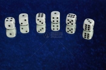 数字风险非洲向蓝色背景反射的骰子集合dice图片