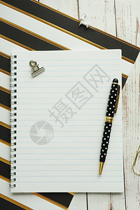 灰色的学校弹簧笔记本和心形剪辑有条纹纸和灰色木头背景黑的图片
