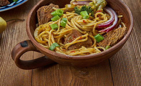 一顿饭生的蒙古牛肉拉门菜蒙古烹饪亚洲传统菜类顶视木制的图片
