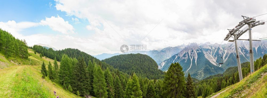云景山地全森林多洛米人山谷和夏季椅子升起节图片