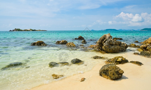 自然海岸泰国热带岩石的海滩岸线背景图片